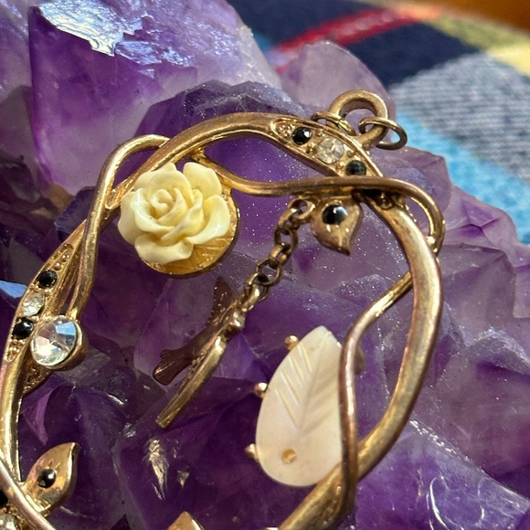 ⭐️ BROOCH, Whimsigoth, Gold-tone w/Ivory w/ Black & White Crystals & Charms 🌹❤️💫 - Picture 12 of 12